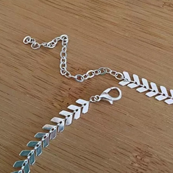 Delicate & dainty v shape chevron choker necklace - Picture 2 of 5